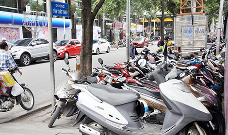 Quyết dẹp bãi xe chiếm vỉa hè