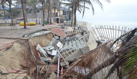 Sạt lở tuyến đường ven biển Đà Nẵng diễn biến khó lường