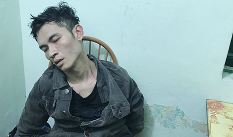 Giải cứu một cô gái bị ngáo đá cầm dao kề cổ