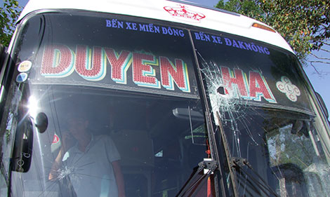 Xe khách bị ném đá, tài xế bị tấn công bằng bình xịt hơi cay