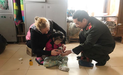 Nữ tình nguyện viên hết lòng với trẻ khuyết tật