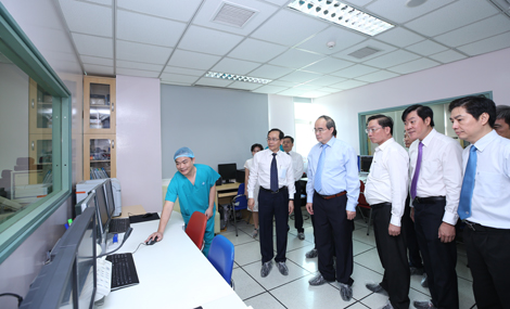 Bí thư Thành ủy TP Hồ Chí Minh chúc mừng cán bộ, nhân viên Bệnh viện Đại học Y Dược