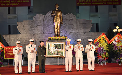 Xây dựng hình ảnh cán bộ Công an Ninh Bình thân thiện, hết lòng vì cuộc sống của nhân dân