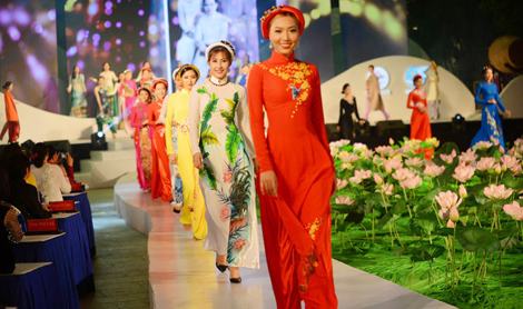 Hành trình quyện theo tà lụa cả phương Đông