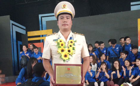 Người thầy áo xanh tận tụy, hết lòng với công tác “chèo đò”