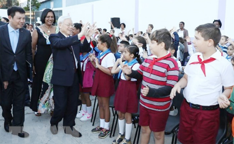Tổng Bí thư thăm, tặng quà Trường tiểu học Võ Thị Thắng ở La Habana