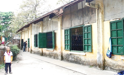 Lo lắng vì dạy và học ở ngôi trường xuống cấp nghiêm trọng