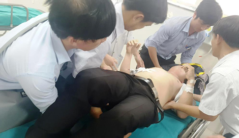 Truy tìm học sinh đâm thầy giáo trọng thương 