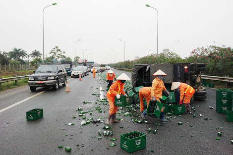 Xe tải chở bia lật trên đường Thăng Long, tài xế phải đi cấp cứu 