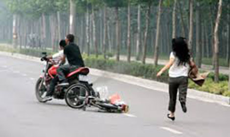 Một phụ nữ dũng cảm truy bắt đối tượng cướp giật