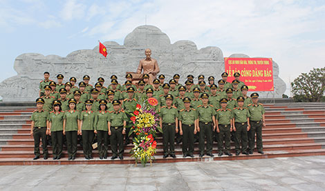 Báo công tại Khu di tích lịch sử lưu niệm Sáu điều Bác Hồ dạy CAND