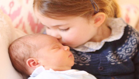 Những bức ảnh chính thức đầu tiên của Hoàng tử Louis