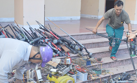 Công an huyện Nghi Xuân tiêu hủy hơn 100 khẩu súng tự chế