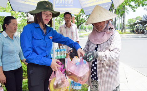 Suất cơm 3 nghìn ấm lòng người nghèo