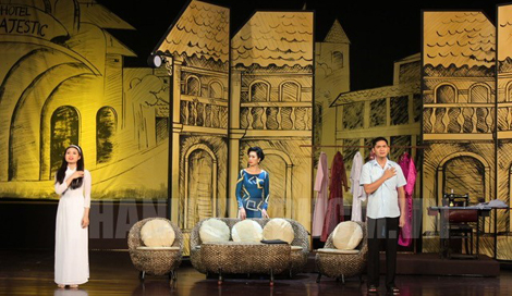 Sân khấu tư nhân: Bên ngoài cười nụ...