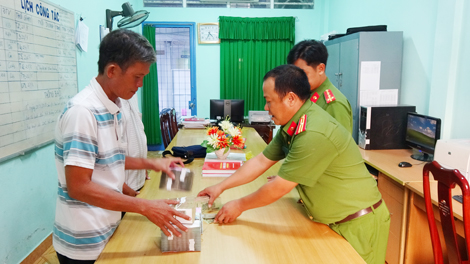 Trao trả 2,1 tỷ đồng cho người trúng thưởng bị chiếm giữ trái phép