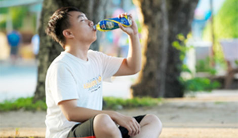 Nước uống vận động giúp bù khoáng khi cơ thể đổ mồ hôi