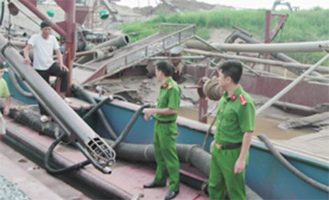 Bắt quả tang tàu hút trộm cát trên sông Hồng