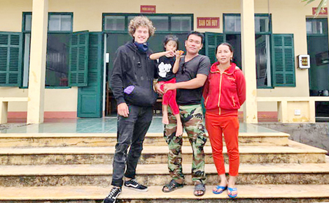 Du khách người Đức cứu đứa trẻ thiểu năng trí tuệ trong đêm khuya