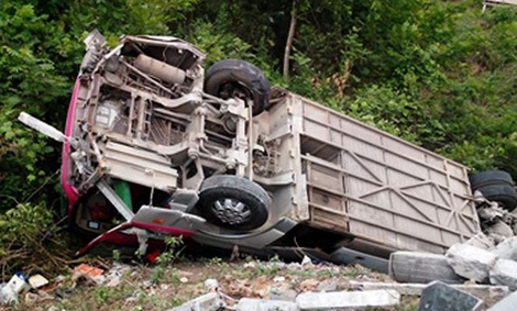 Ô tô chở công nhân đi làm bị lật ở Lào, 6 người  thương vong