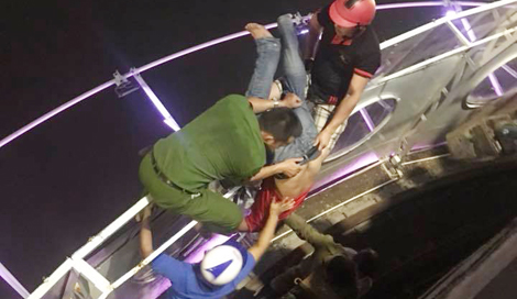 Ngăn chặn một vụ tự tử tại cầu sông Hàn