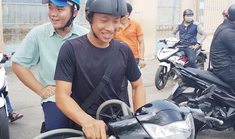 Thi sinh bị tai nạn được "giám thị" viết hộ bài thi