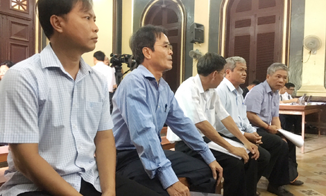 Lãnh đạo nói mình “làm đúng”, thuộc cấp bật khóc… (!)