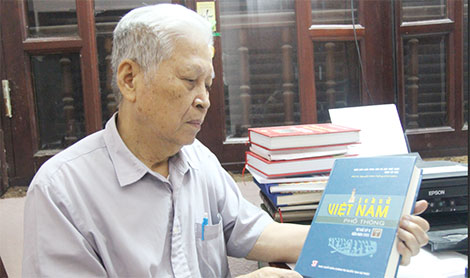 Không được “thêu dệt” chính sử