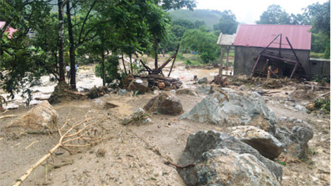 Hãi hùng những tảng đá hàng chục tấn vùi lấp 3 căn nhà