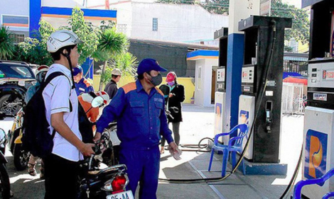 Xăng giữ giá, dầu giảm nhẹ