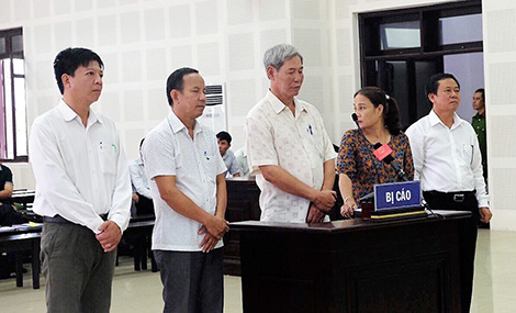 Xét xử vụ án làm giả hồ sơ buôn lậu hơn 500m3 gỗ trắc