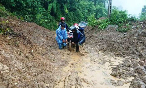 Nghẹn lòng hình ảnh giáo viên vượt hiểm nguy đến trường cho kịp lễ khai giảng