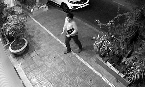 Nửa đêm phát hiện tên trộm "ngoại" có hành vi kỳ quái trong xe ô tô