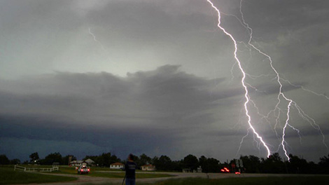 Đang gặt lúa, bị sét đánh