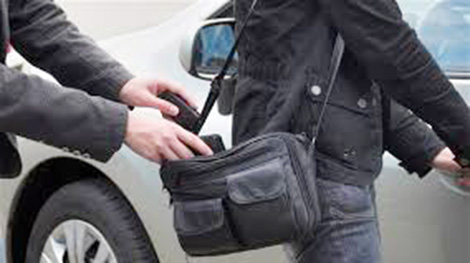 Khởi tố lái xe taxi trộm cắp tài sản người nước ngoài