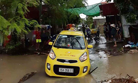 Lái xe taxi bị nước cuốn trôi: Tai nạn đã được báo trước(?)