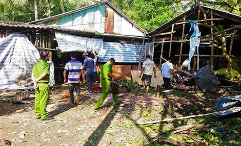 Nổ đầu đạn, 3 người trong một gia đình tử vong