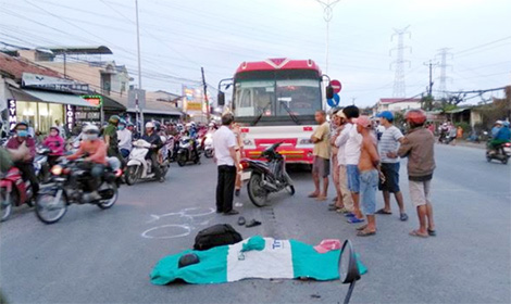 Va chạm với mô tô đi cùng chiều, một người đàn ông bị cán tử vong