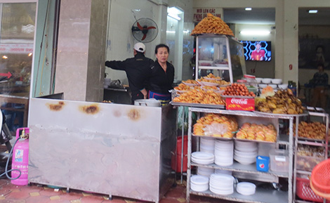 Khó xử phạt thức ăn đường phố “bẩn”