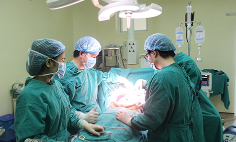 "Đánh cược mạng sống", tự chữa bệnh ung thư bằng đắp lá