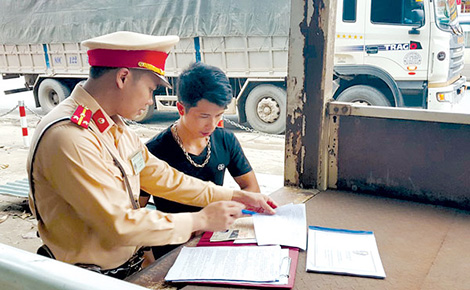 Chiến sĩ CSGT cứu 5 người trong biển lửa