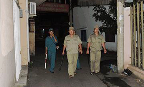 Bảo vệ dân phố người Cơ tu tận tâm với công tác an ninh