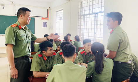 Thầy giáo trưởng thành nhờ nghị lực vượt khó