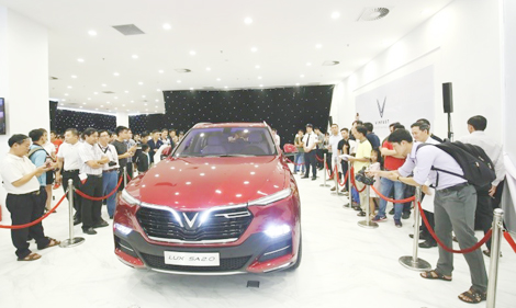 Khách hàng chỉ ngắm xe là “xuống  tiền”