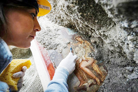 Tranh nổi tiếng nữ hoàng gợi cảm hơn 2.000 năm trước nguyên vẹn bên miệng núi lửa