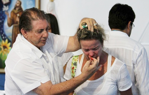 Bác sĩ chữa bệnh bằng linh hồn cho nhiều người nổi tiếng hãm hiếp hơn 300 phụ nữ đã ra trình diện