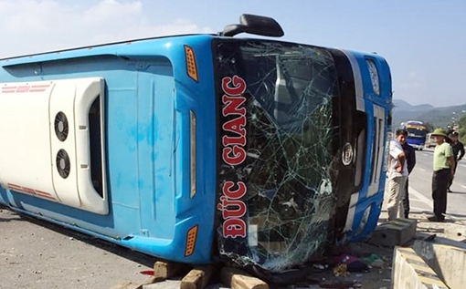 Lật xe khách ở QL18, 7 người thương vong