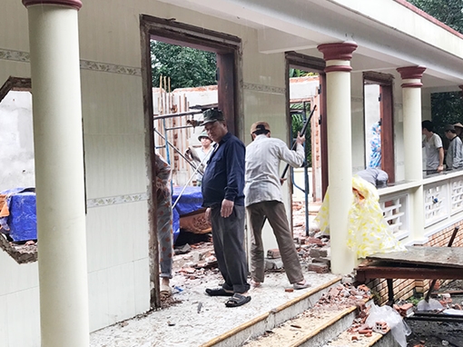 Tháo dỡ biệt phủ trăm tỉ của đại gia vàng dưới chân núi Hải Vân