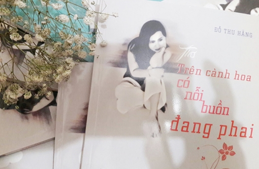 Trên cành hoa có nỗi buồn đang phai