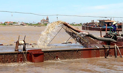 2 tàu hút trộm cát trên sông Hồng